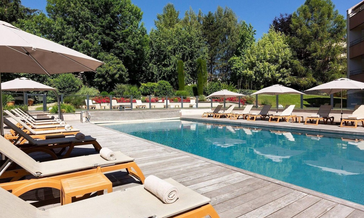 Ferney-Voltaire Apartment | Apartment with view of swimming pool
