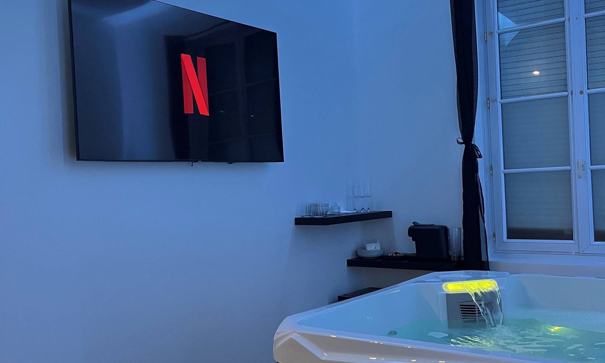 Quartier Pasteur Apartment | Apartment with jacuzzi | La Perle Noire
