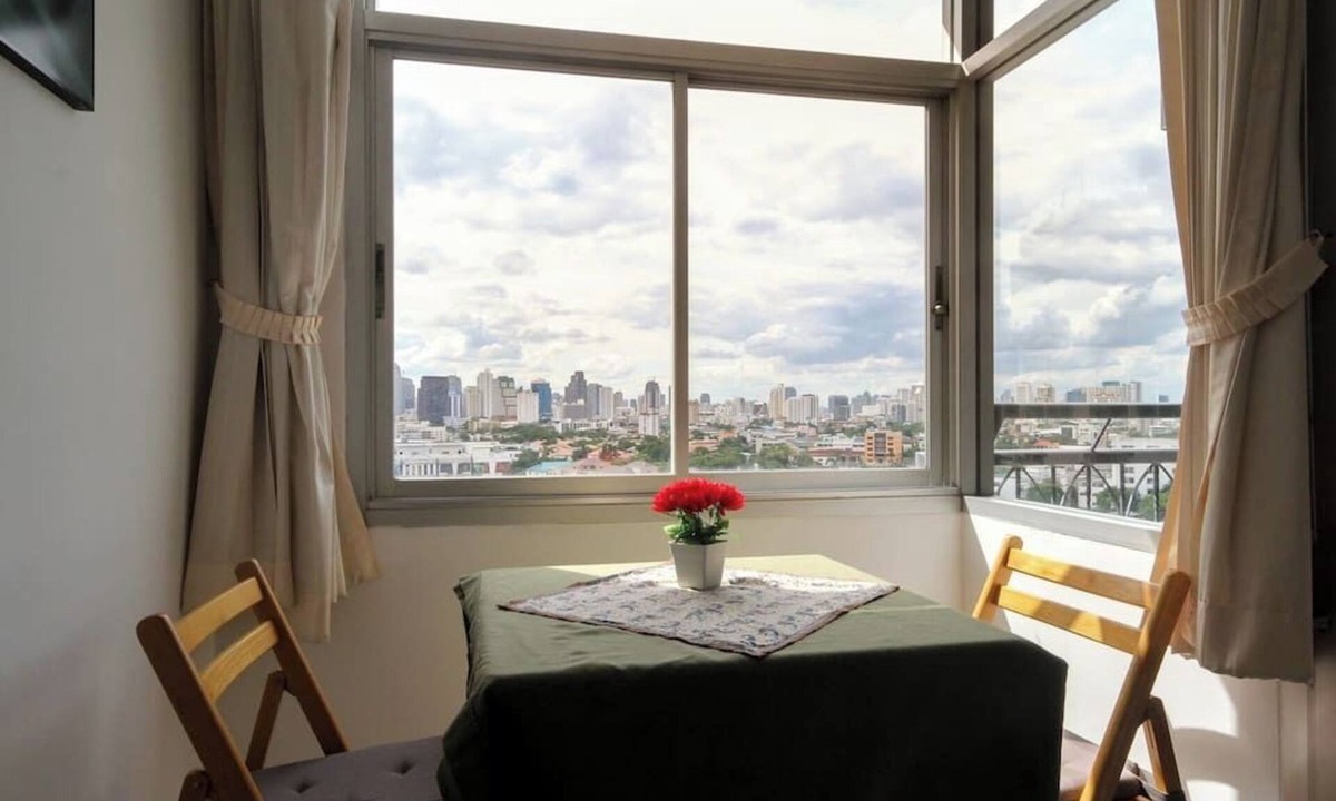 Phra Khanong Nuea Apartment | Apartment with office desk set near to Phra Khanong BTS station