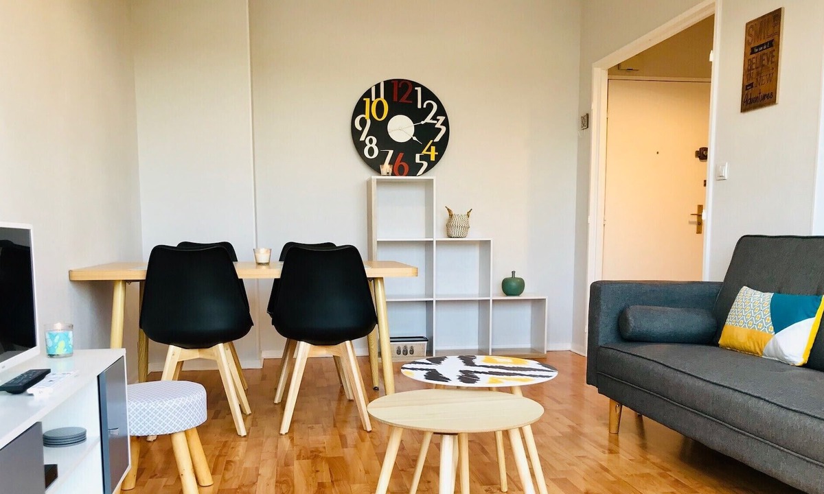 Chartres Apartment | Apartment with parking and balcony view Cathedral