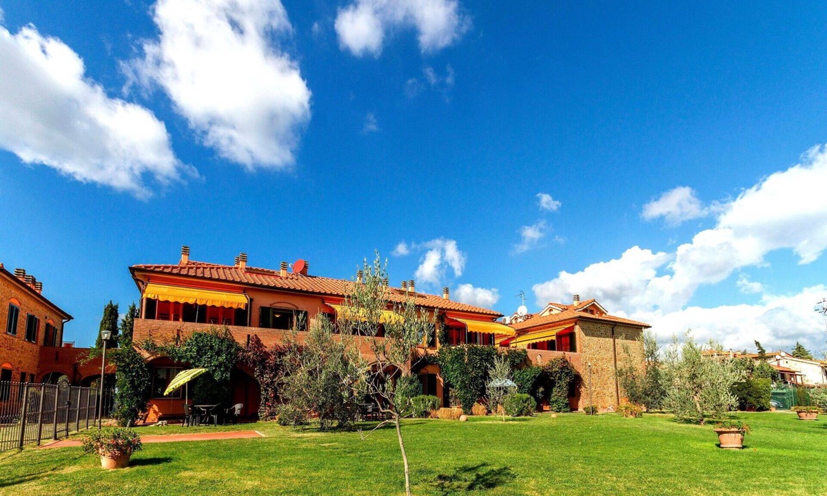 Sughera Apartment | Apartment with pool, WIFI, A/C, TV, veranda, pets allowed, panoramic view, close to San Gimignano