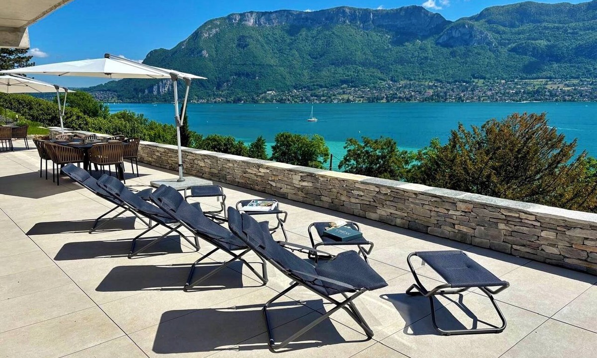 Sevrier Apartment | APARTMENT with private terrace & lake view/200 meters from lake & bike path