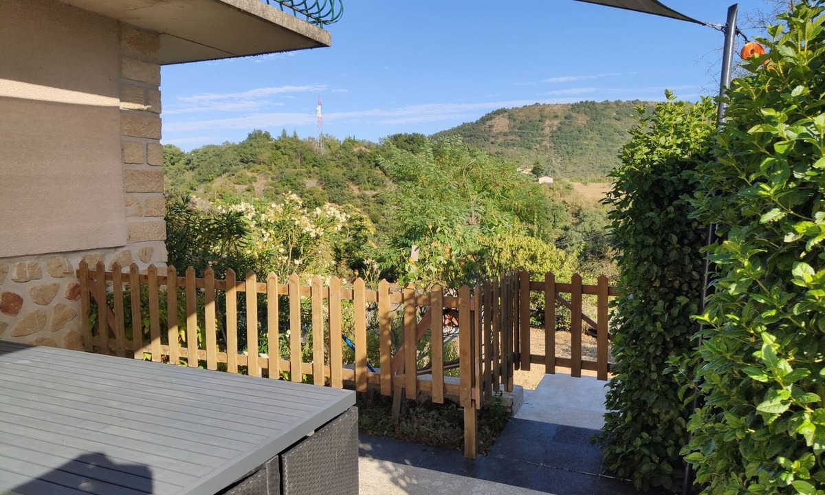 Privas Apartment | Apartment with private terrace, in the country and in the city at the same time.