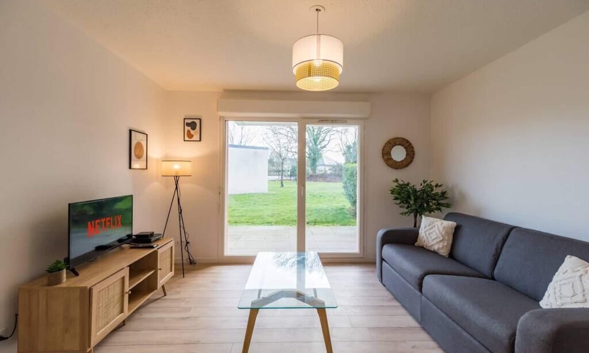 Ploumagoar Apartment | Apartment with secure parking, near Guingamp