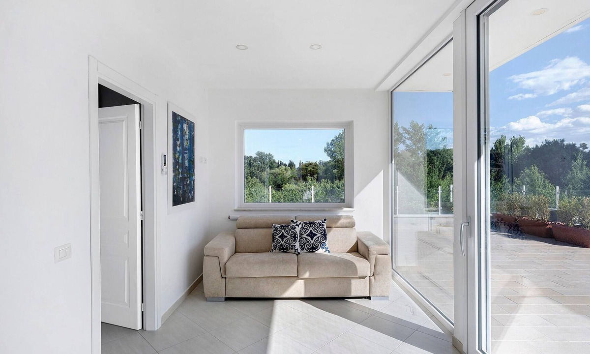Alvignano Apartment | Apartment with Terrace and Lake View