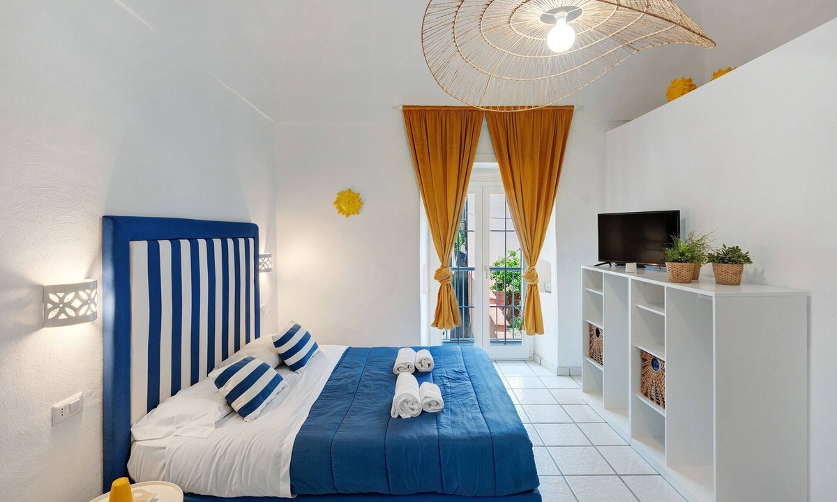 Meta Apartment | Apartment 'Yellow Room' with Sea View, Wi-Fi and Air Conditioning