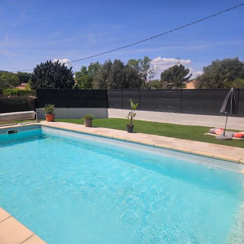 Rocbaron Apartment | App jacuzzi & piscine privée - loveroom - Suite Emeraude
