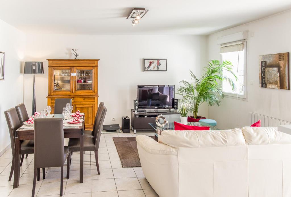 Decines-Charpieu Apartment | Appart'cosy Lyon Est