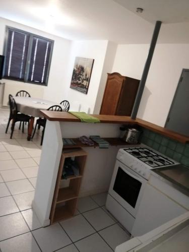 Chateau-Gontier Apartment | appart simple entier 3 chambres avec cour pour 2 a 7 personnes à château-gontier