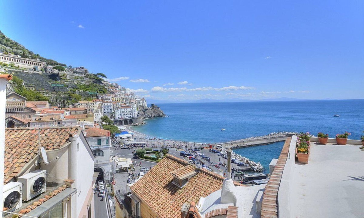Amalfi Apartment | Appartamento Enos: A graceful apartment in a quiet position, situated at a short distance from the Cathedral of Amalfi, with Free WI-FI.