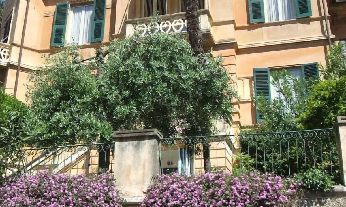 Levanto Apartment | Appartamento in tipica villa liberty ideale per una vacanza tra ulivi e oleandri