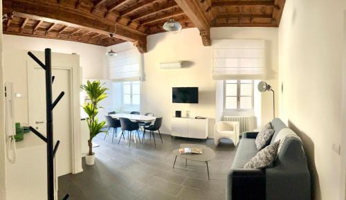 Como City Centre Apartment | Appartamento La Dama alla Finestra in centro Como