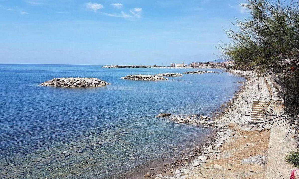 Acciaroli House | Appartamento Torre Caleo F: A charming apartment located right on the beach, with Free WI-FI.