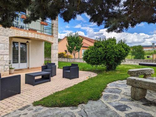 Saint-Pierre-Eynac Apartment | Appartement Spacieux avec Jardin Privatif, Proche du Puy-en-Velay et d'un Golf, WiFi Inclus - FR-1-582-286