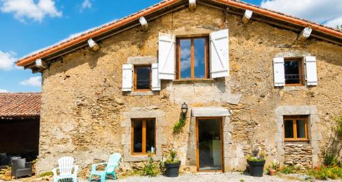 Oradour-sur-Vayres Villa | Apple Barn Cottage with 5 Bedrooms