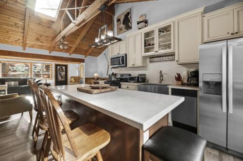 Upper Moonridge House | Apple Bear Cottage - Property was perfectly located in a quiet neighborhood
