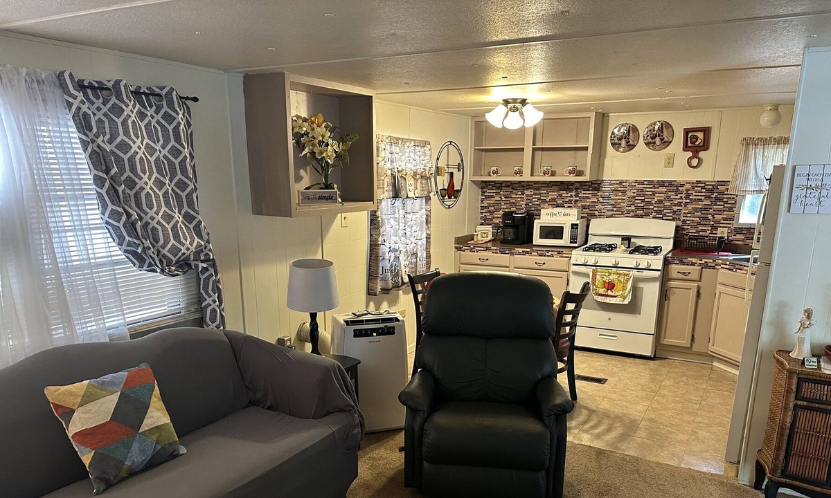 Strawberry House | Apple Pie Getaway, Unit A