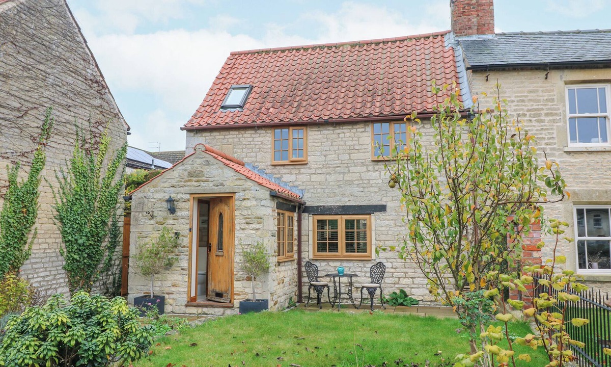 Old Somerby Cottage | APPLE TREE COTTAGE, pet friendly, with open fire in Grantham
