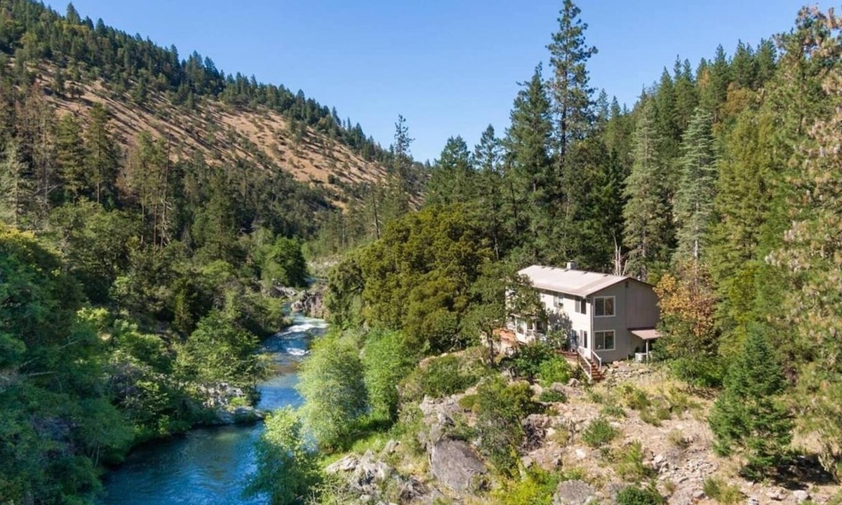 Jacksonville House | Applegate Riverside Retreat