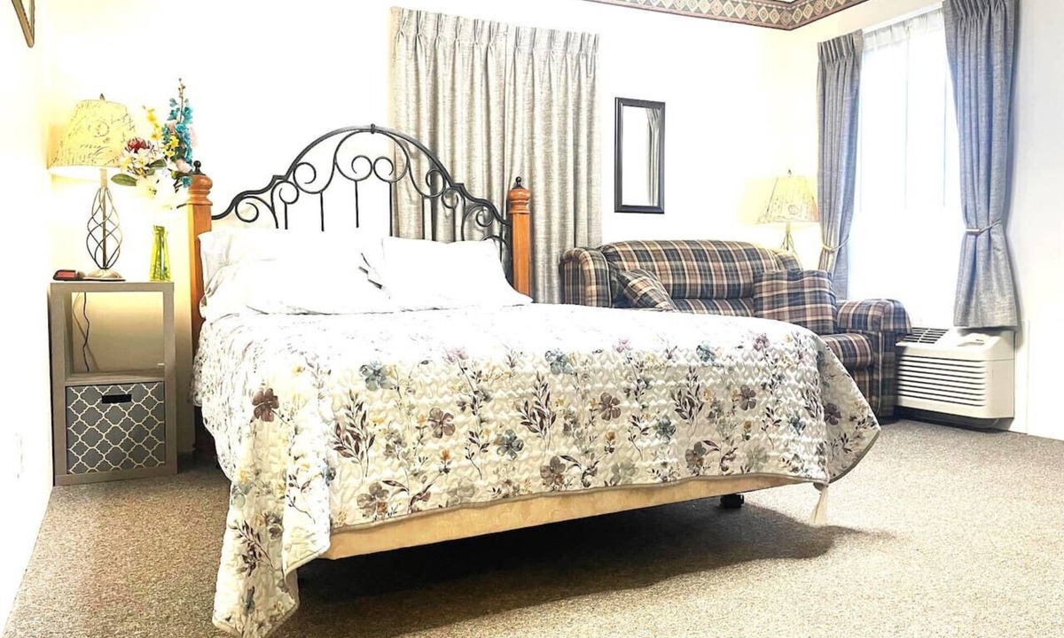 Paulding Apartment | Apt. 2 - Ensuite Bath, Roku, Fridge/Micro, Queen