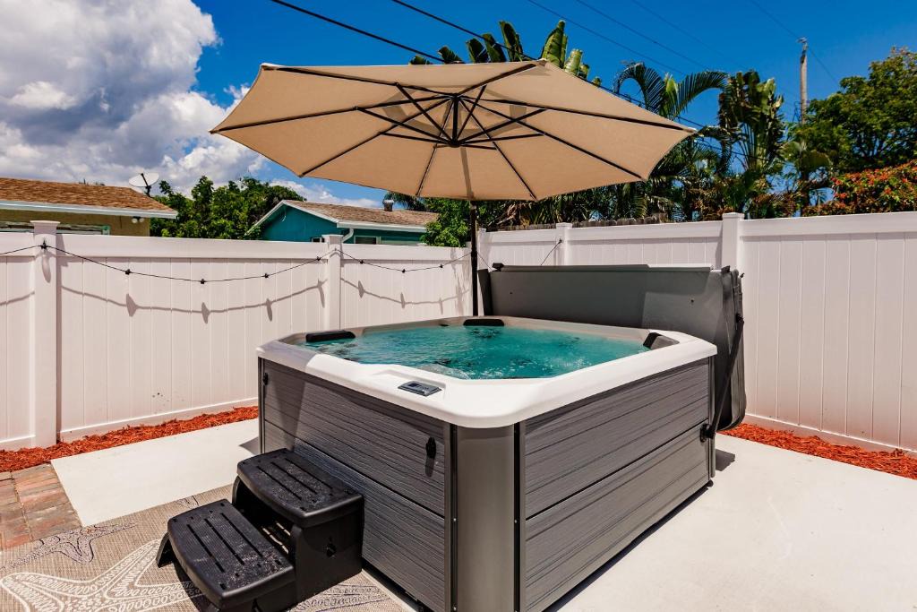 Pompano Beach House | Aquamarine Abode - Cozy Design Hot Tub and Yard