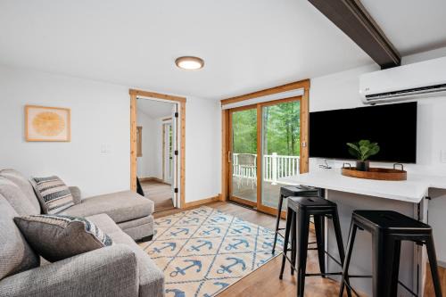 Mayfield House | Arbutus Lake-Pine Forest-Pontoon Rentals