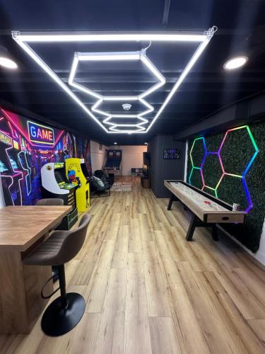 Cleveland House | Arcade Game Room! Luxury New 3BR CLE Clinic UnivCircle Little Italy