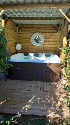 Labastide-Saint-Pierre Bed & Breakfast | Arche de Lanoë jacuzzi
