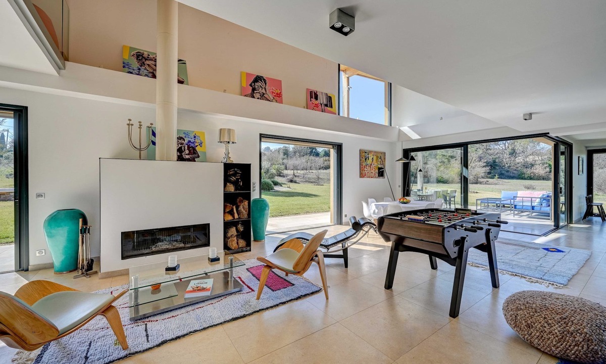 Aix-en-Provence House | Architect-designed villa Aix-en-Provence 5 bedrooms swimming pool, parking and large grounds