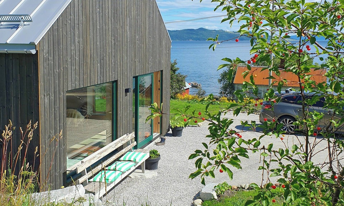 Lensvik House | Architect-designed cabin with beach nearby