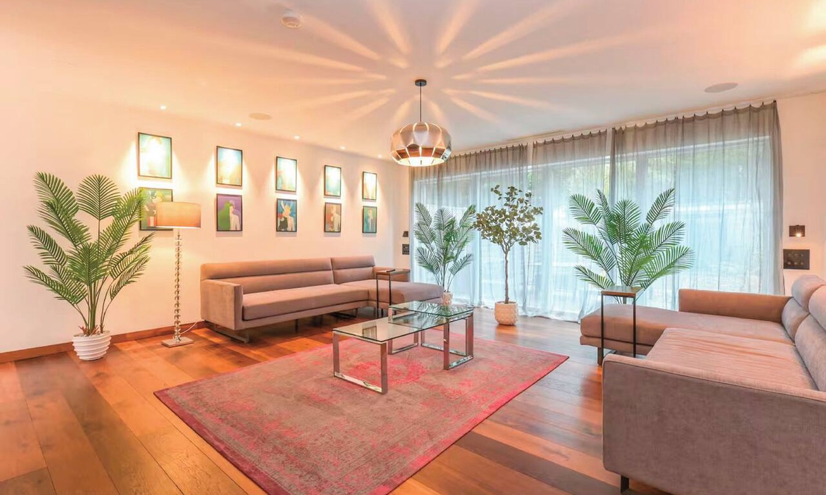 Chessington House | Architect-Designed Luxury Retreat, 3BR Chessington