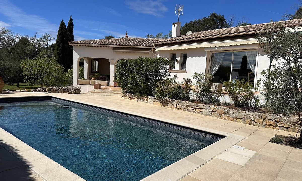 Draguignan Villa | Architect-designed house with swimming pool, near the sea, 6 adults/2 children