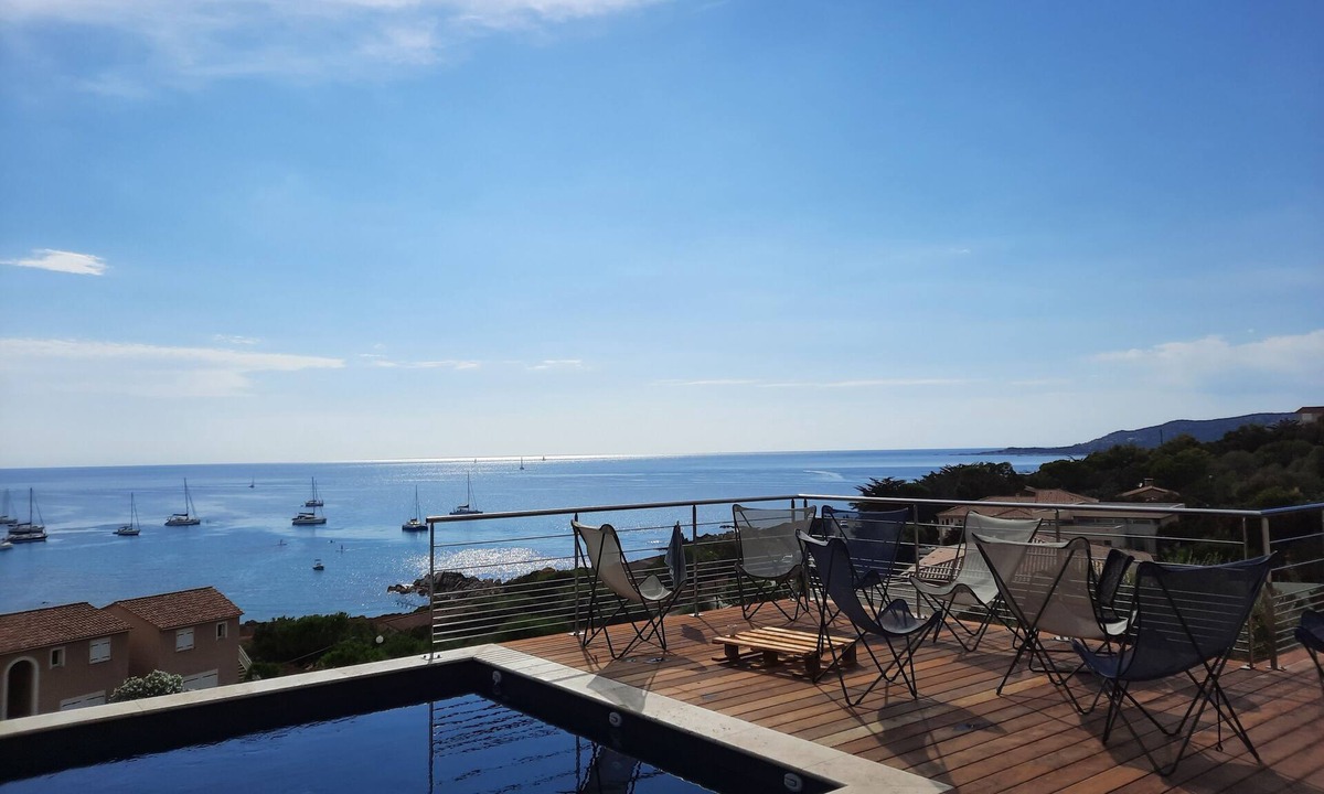 Tizzano House | Architect-designed house 8 - 10 people beach & pool 5 bedrooms 4 bathrooms