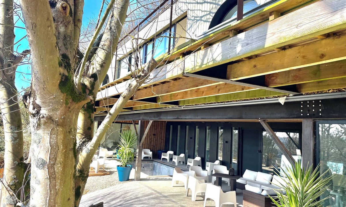 Gonneville-sur-Mer House | Architect-designed villa, year-round heated pool, 2 minutes from the sea in HOULGATE