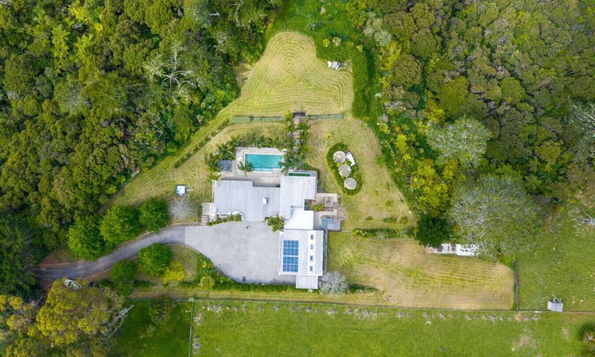 Lucas Heights House | Architectural Masterpiece Oasis with Pool and Spa