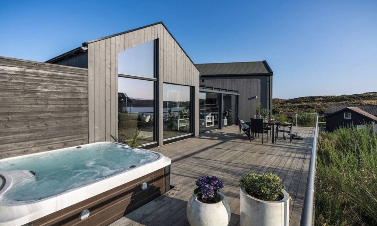 Steinsland House | ARCHITECTER-DESIGNED CABINET V/LARGE SEA WITH OUTDOOR JACUZZI