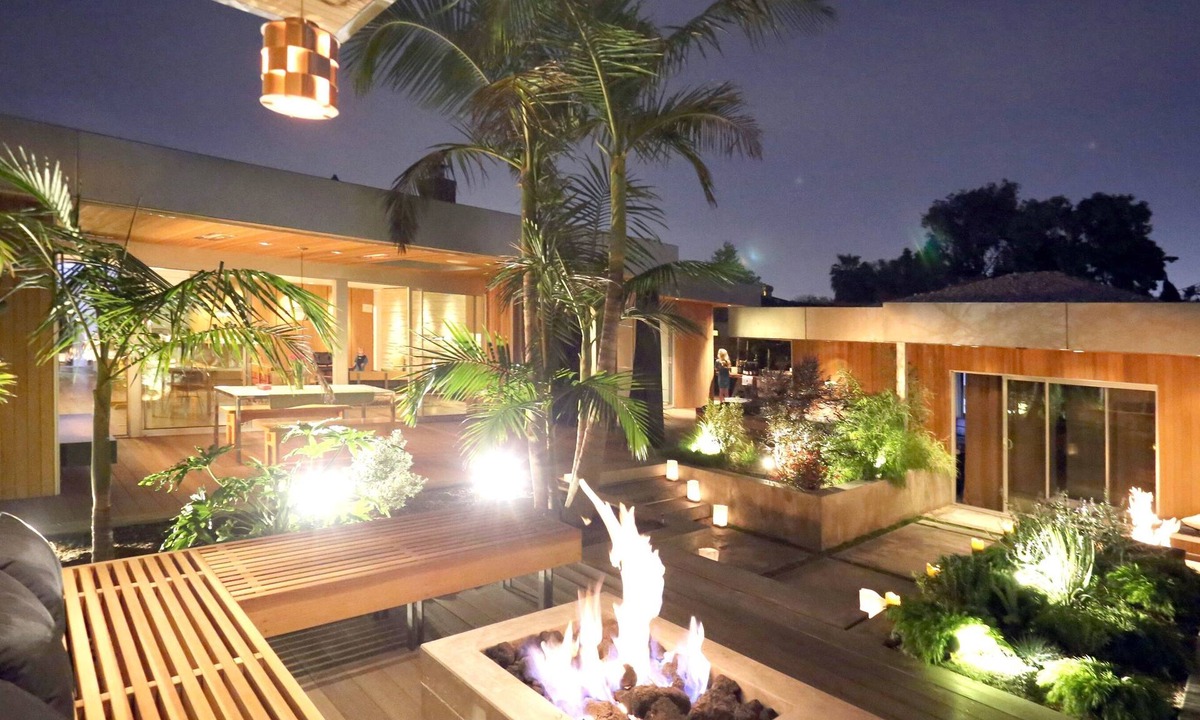 Venice House | Architectural Modern Bungalow with Spa