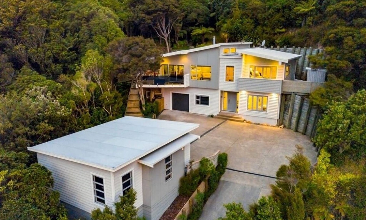 Waterloo House | Architectural seated in the bush, with a stream connects you to Papatuanku.
