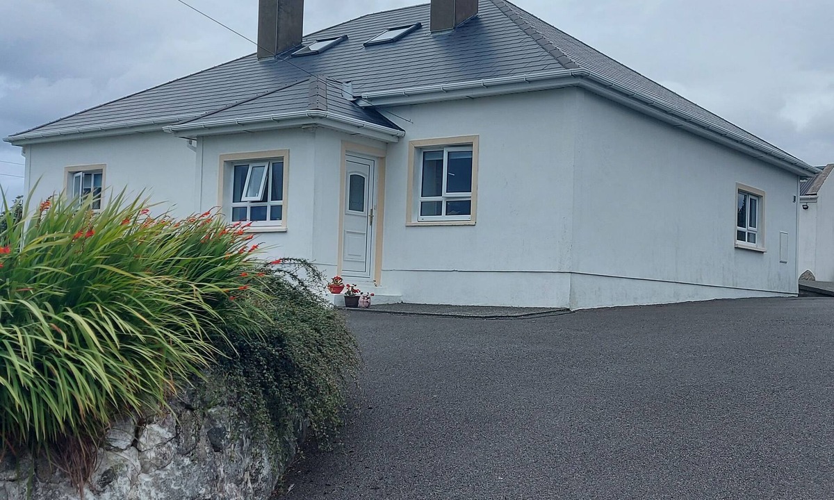 Bunbeg House | ARD AN PHÍOBAIRE, pet friendly in Derrybeg, County Donegal