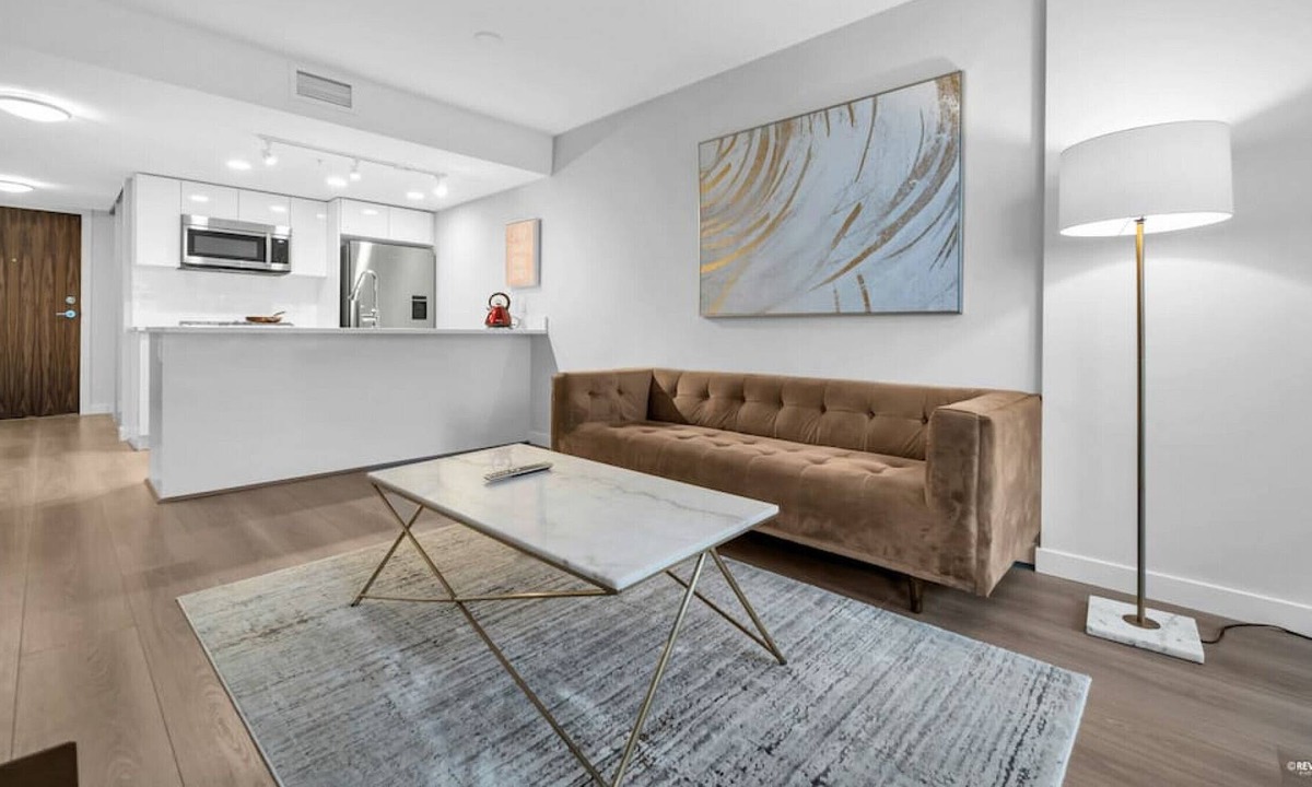 Golden Village Apartment | ARIES PALACE - LUXURY 2 BEDROOM SUITE w AC&Parking
