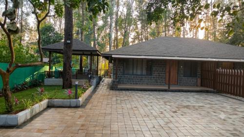 Kurunji Ski Chalet | Arka Homes Bhor Serene Nature 2BHK Villa with Bonfire, BBQ, lawn, shared pool and Kayaking