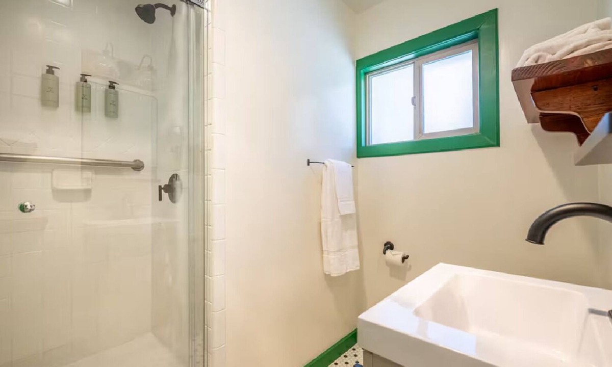 Big Bear Lake Hotel | Arkouda Cabins: Anna's Hummingbird Retreat