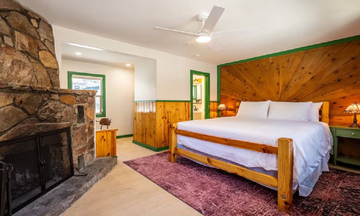 Big Bear Lake Hotel | Arkouda Cabins: Anna's Hummingbird