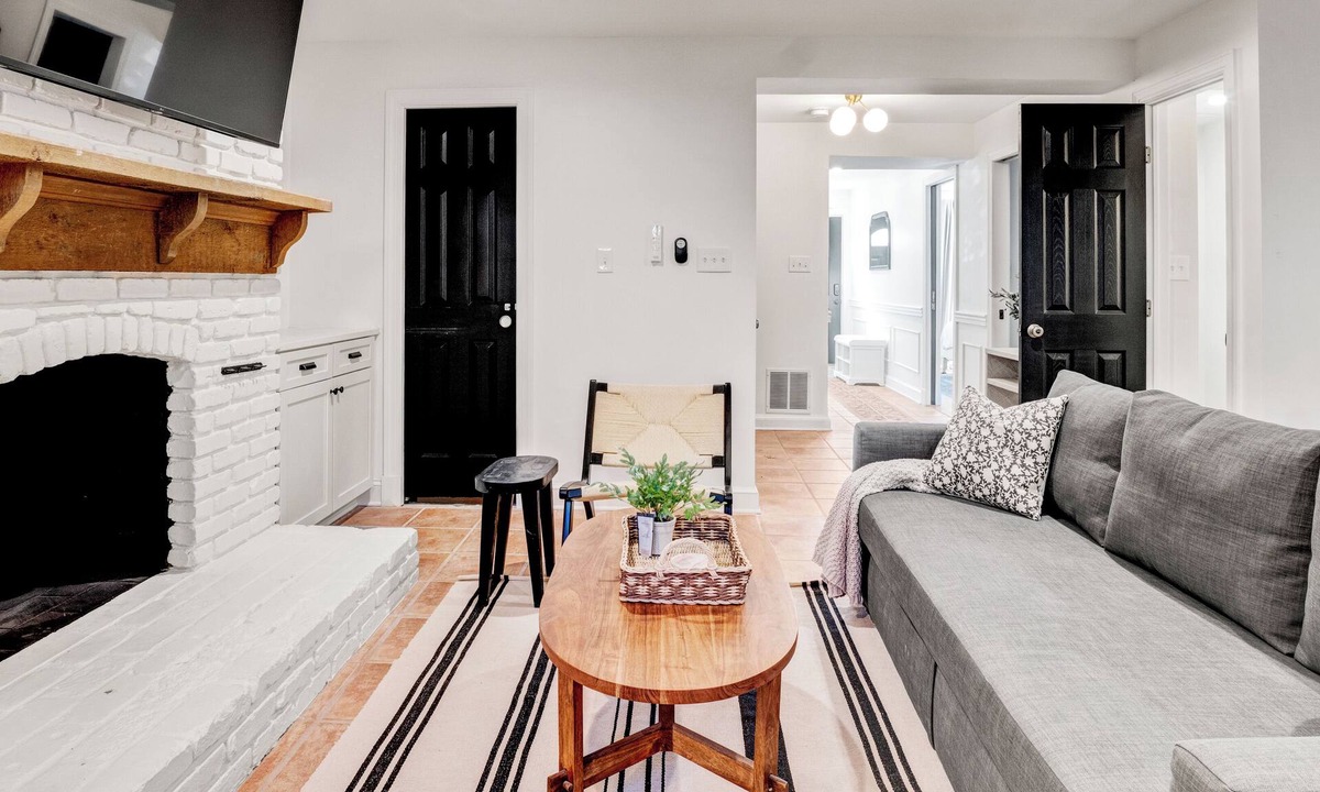Ballston House | Arlington Exclusive 6 Bed Retreat walk to Metro