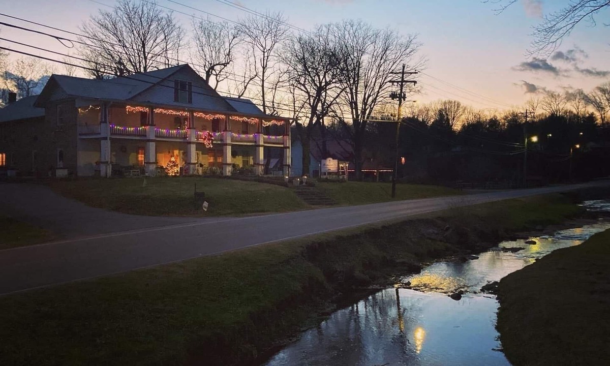 Red Boiling Springs Bed & Breakfast | Armour's Hotel
