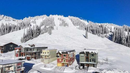 Silver Star Mountain Apartment | Arnica Chalet 2bd 2bath Ski In Out Silver Star