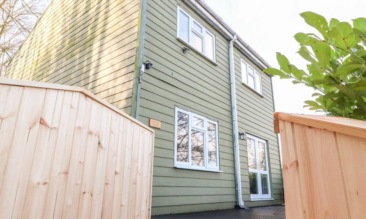 Tewitfield Cottage | ARNSIDE HOUSE, pet friendly in South Lakeland Leisure Village