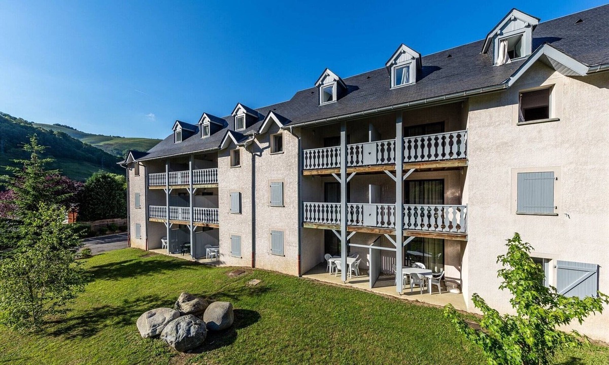 Arreau Apartment | 'Arreau'xygène Duplex Apartment for 7-9 Guests with Mountain View, Shared Pool, and Wi-Fi
