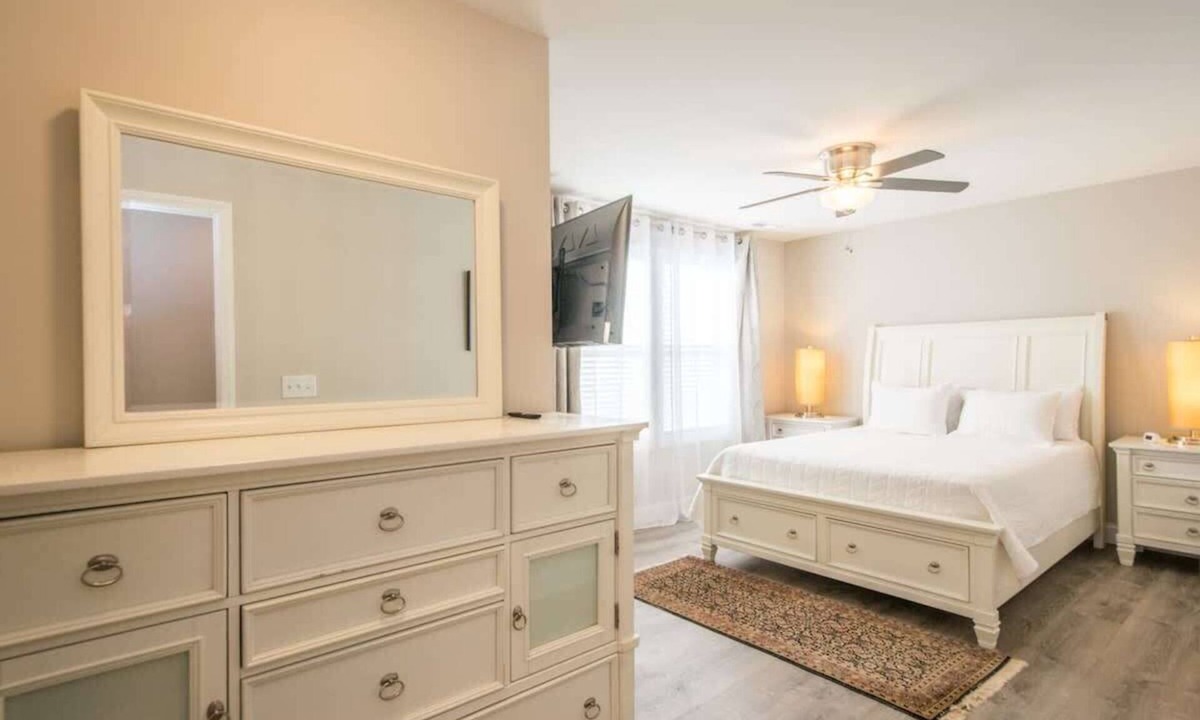 Oakley House | Art-Inspired Retreat | 3BR | Free Tickets