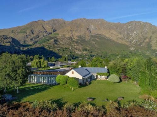 Arthur's Point House | Art on Point, Peaceful and Spacious, Shotover Canyon